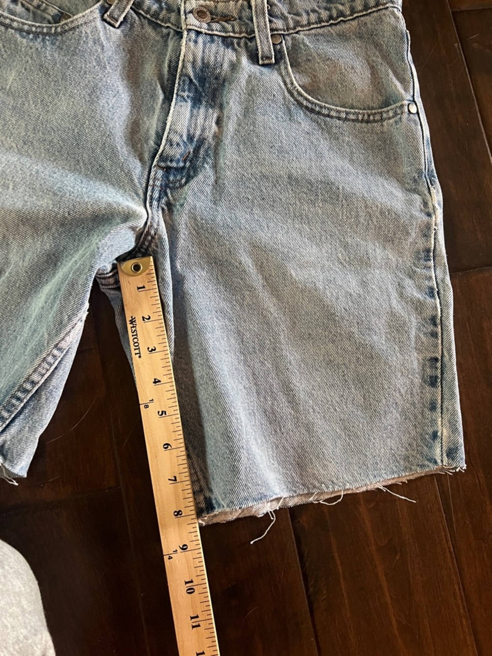 Vintage Levi’s Silvertab Relaxed fit cutoff denim shorts size 29 light wash - Picture 8 of 12